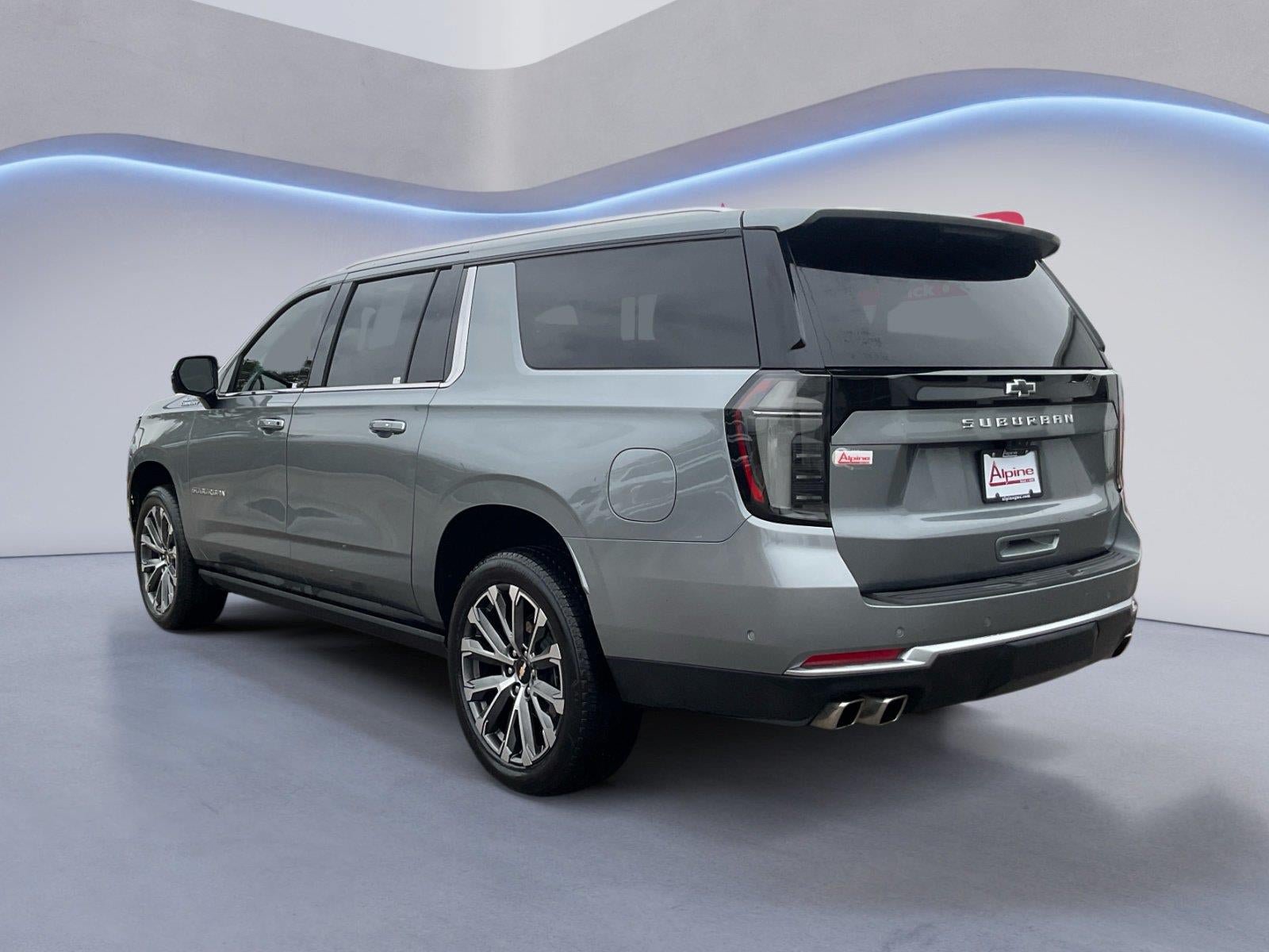 Used 2026 Chevrolet Suburban High Country AWD/4WD image 3