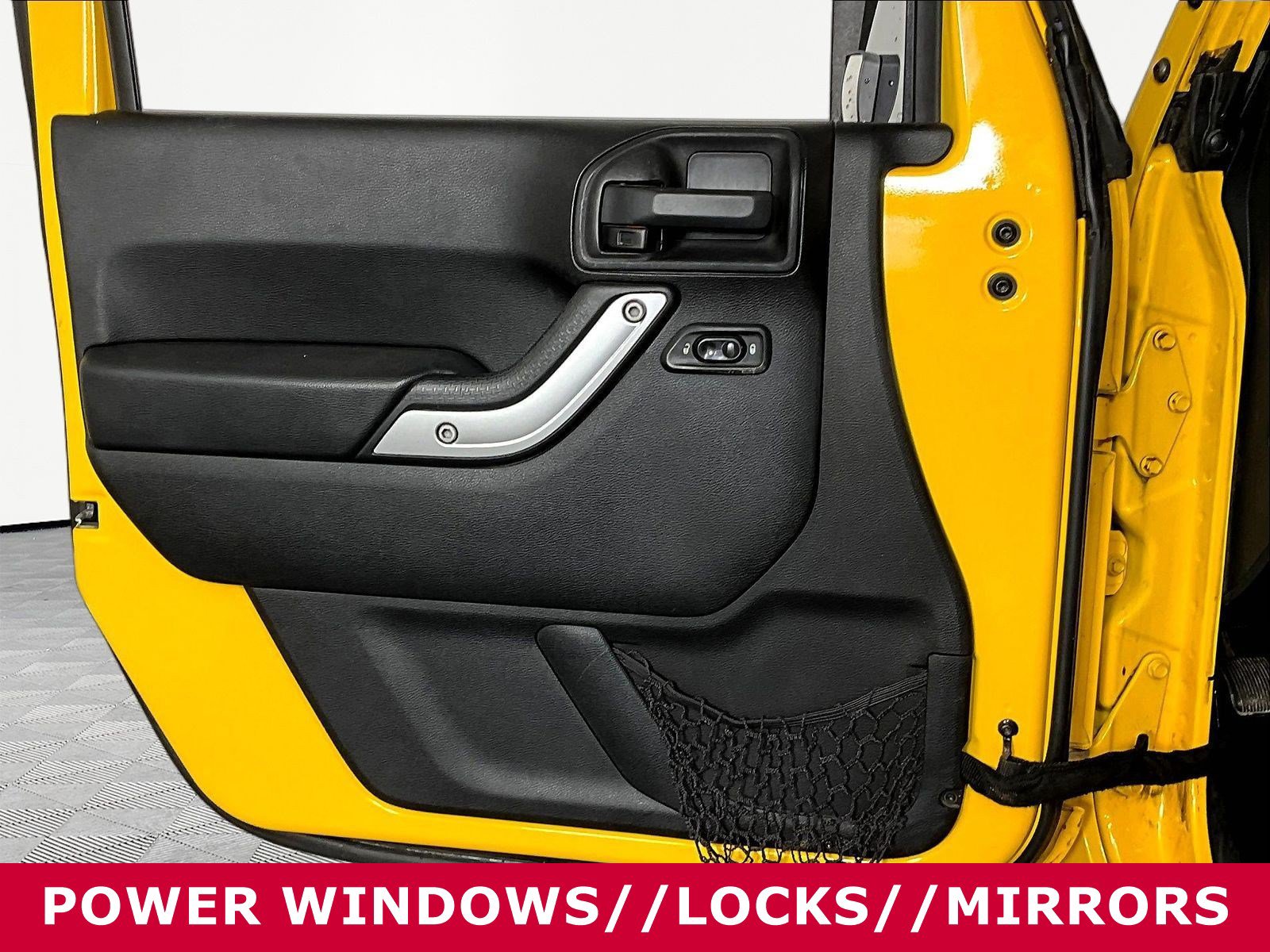 Used 2015 Jeep Wrangler Unlimited Rubicon w/ Connectivity Group AWD/4WD image 17