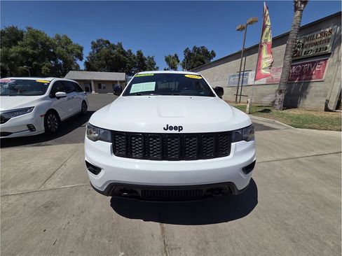 Used 2019 Jeep Grand Cherokee Laredo RWD image 2