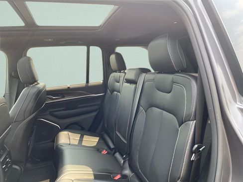 Used 2025 Jeep Grand Cherokee Limited w/ Luxury Tech Group II AWD/4WD image 6