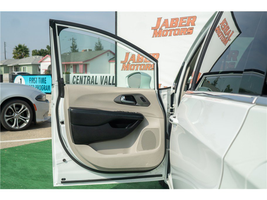 Used 2021 Chrysler Pacifica Touring-L FWD image 26