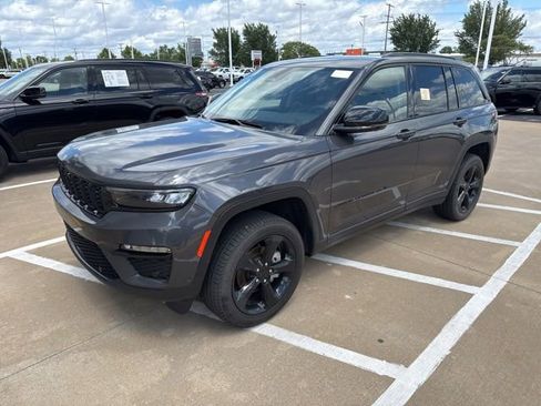 Used 2023 Jeep Grand Cherokee Limited w/ Luxury Tech Group II AWD/4WD image 2