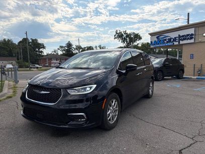 Used 2025 Chrysler Pacifica Select