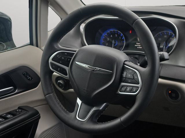 Used 2024 Chrysler Pacifica Touring-L FWD image 19