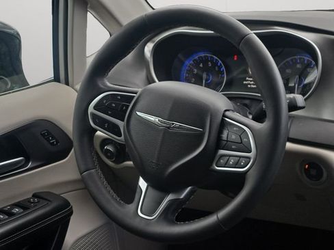 Used 2024 Chrysler Pacifica Touring-L FWD image 19