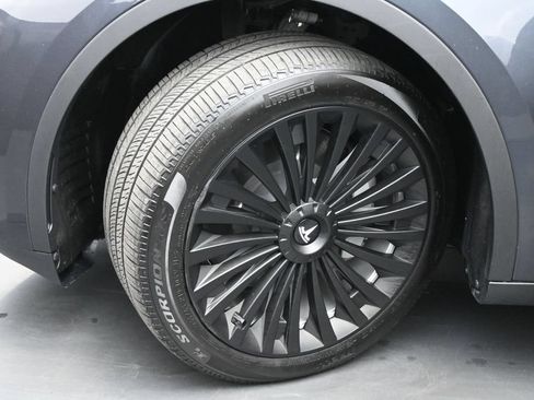 Used 2024 Tesla Model Y Long Range AWD/4WD image 19