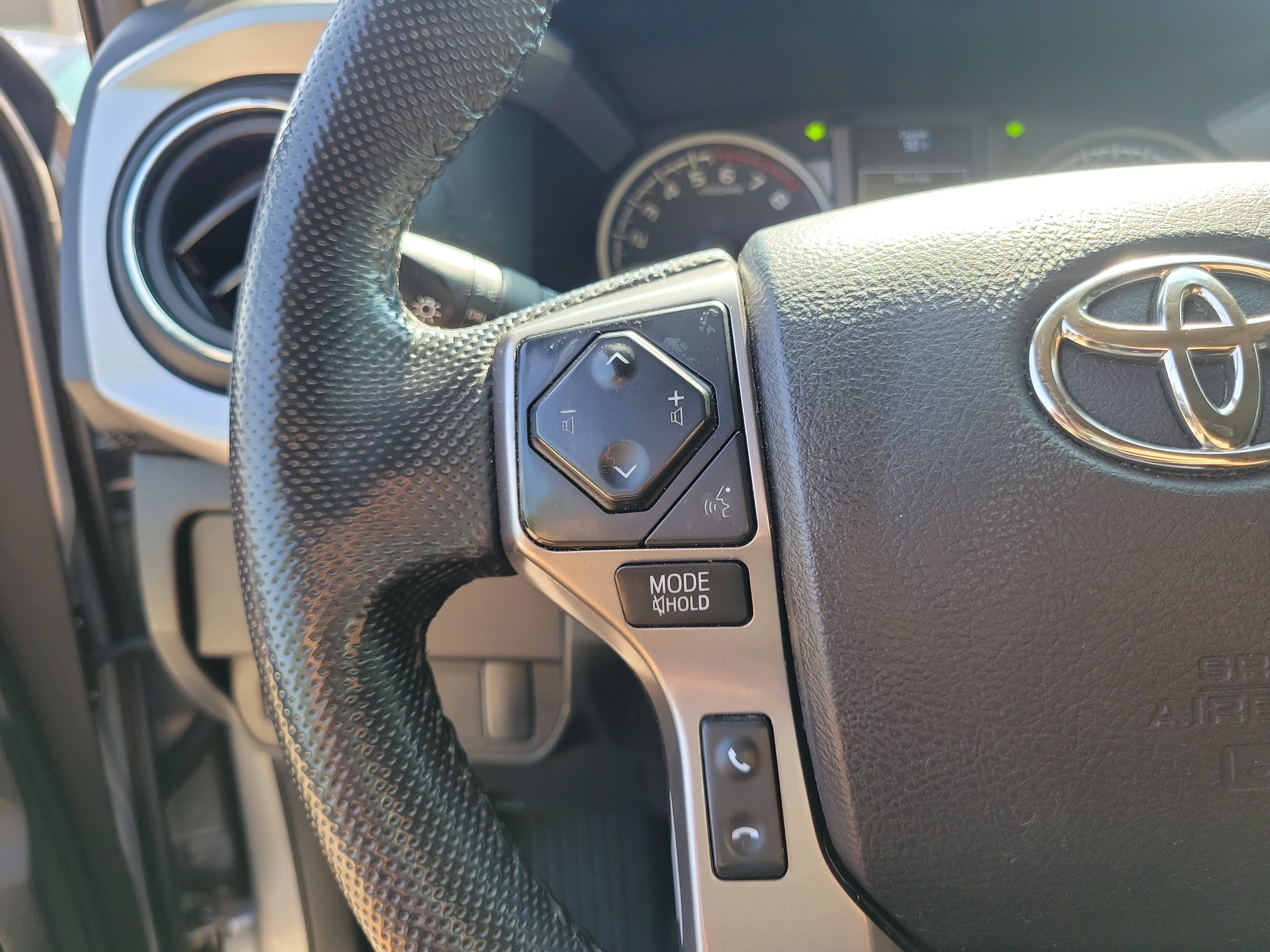 Used 2022 Toyota Tacoma SR5 w/ SR5 Appearance Package (SM) AWD/4WD image 17