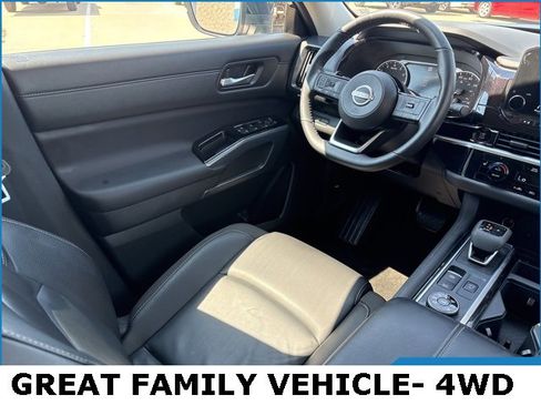 Used 2025 Nissan Pathfinder SL image 16