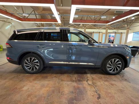 Used 2025 Lincoln Aviator AWD image 3