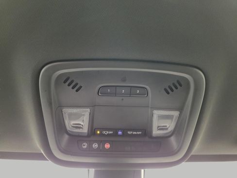 Used 2023 Chevrolet Traverse LT image 18