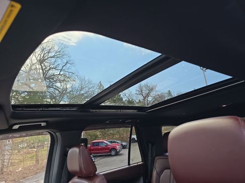 Used 2022 Ford Expedition Limited image 16