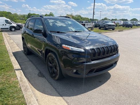 Used 2018 Jeep Cherokee Latitude w/ Altitude Package AWD/4WD image 2