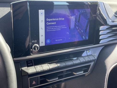 Used 2025 Toyota Camry SE image 5