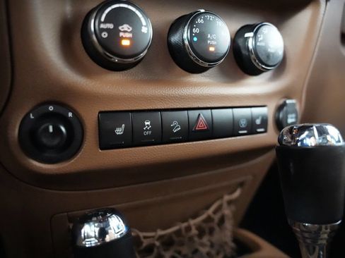 Used 2015 Jeep Wrangler Unlimited Sahara w/ Connectivity Group AWD/4WD image 25