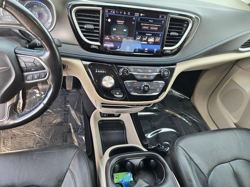 Used 2021 Chrysler Pacifica Touring-L FWD image 17