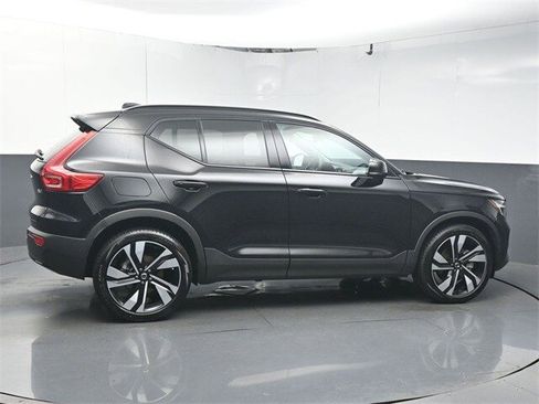 Used 2025 Volvo XC40 B5 Ultra image 8