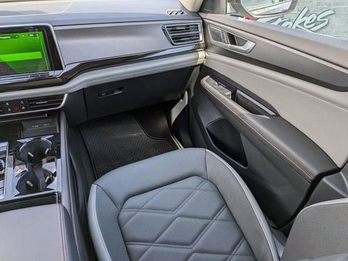 Certified 2025 Volkswagen Atlas Peak Edition SE AWD/4WD image 18