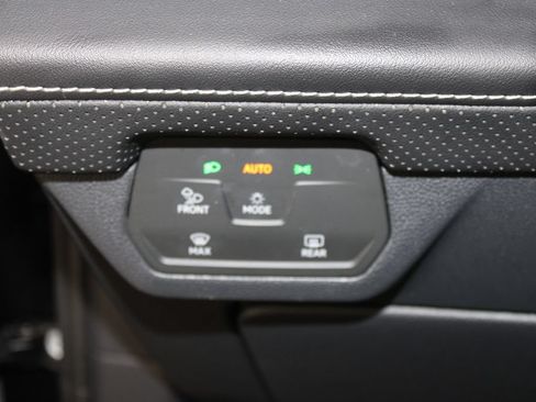 Used 2024 Volkswagen Atlas SE FWD image 19