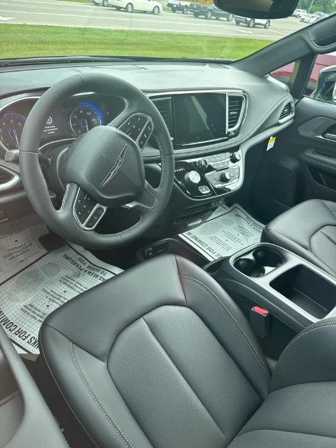 New 2025 Chrysler Pacifica Select w/ Fav Edition Package FWD image 8