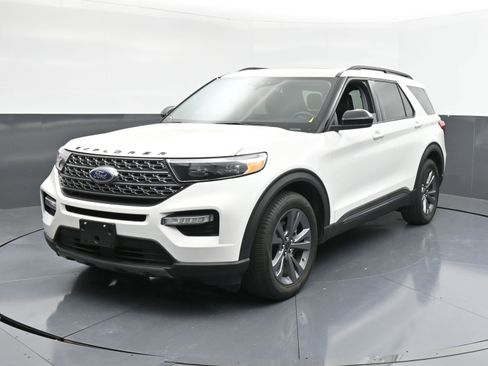 Used 2023 Ford Explorer XLT w/ Equipment Group 202A image 4