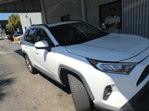 Used 2019 Toyota RAV4 XLE Premium image 6