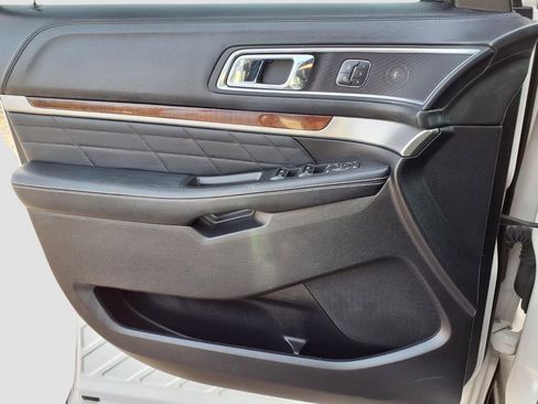 Used 2017 Ford Explorer Platinum image 28