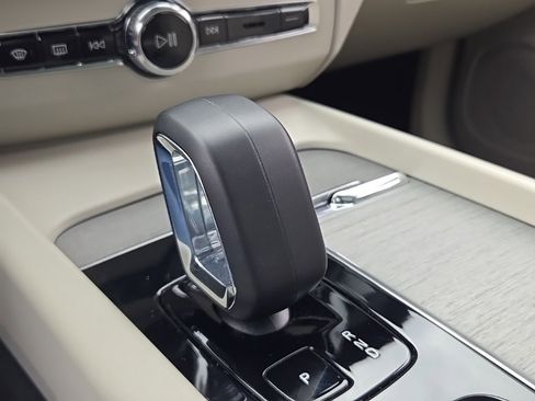 Certified 2023 Volvo XC60 B5 Plus w/ Climate Package image 20