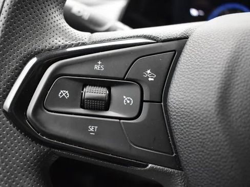 Used 2025 Chevrolet Trax LT FWD image 23
