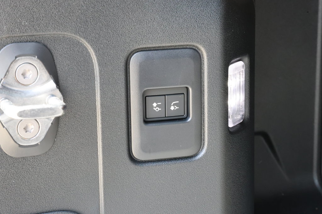 New 2026 Land Rover Defender 110 X-Dynamic SE AWD/4WD image 10