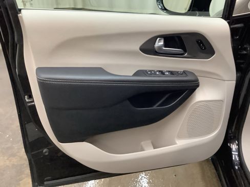 Used 2024 Chrysler Pacifica Touring-L FWD image 12