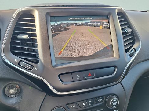 Used 2019 Jeep Cherokee Trailhawk image 15