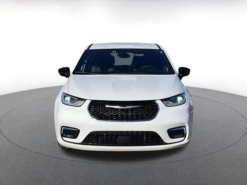 Used 2025 Chrysler Pacifica Select image 3