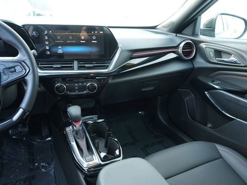 Used 2025 Chevrolet Trax RS w/ Sunroof Package image 21