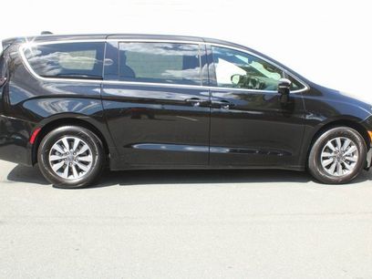 Used 2025 Chrysler Pacifica Select