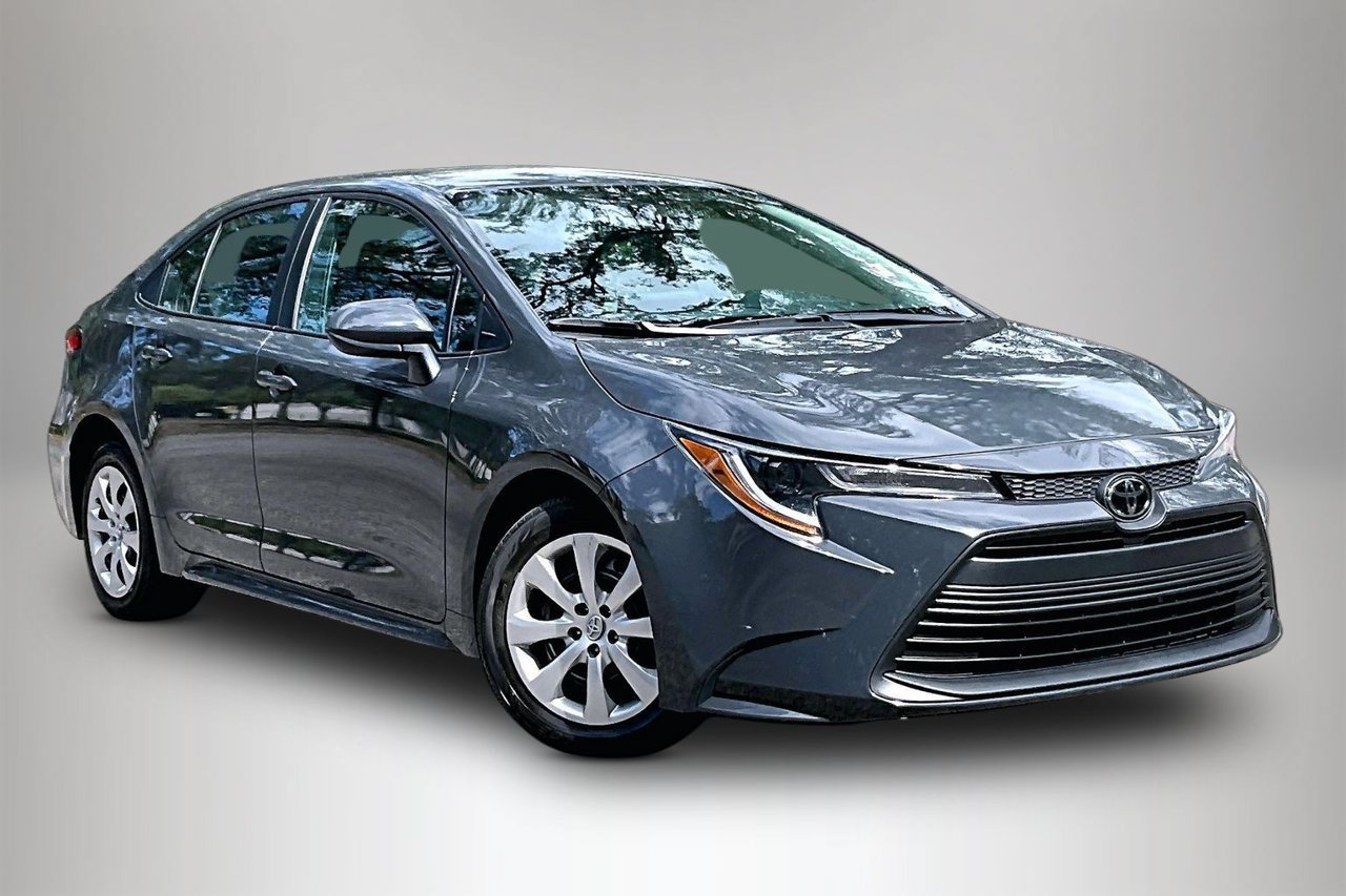 Used 2025 Toyota Corolla LE FWD image 2
