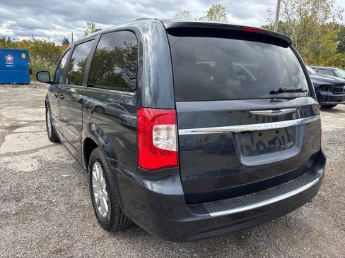 Used 2013 Chrysler Town & Country Touring image 7