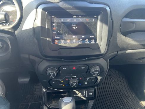 Used 2018 Jeep Renegade Latitude FWD image 10