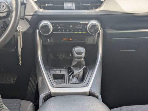 Used 2019 Toyota RAV4 LE FWD image 21