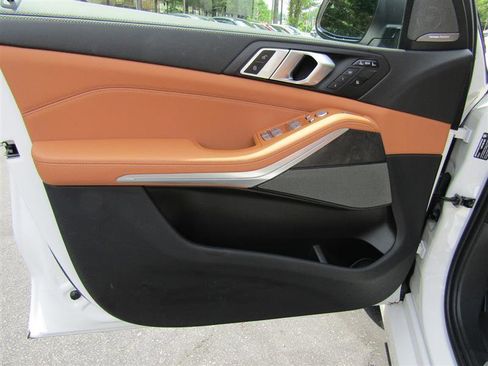 Used 2024 BMW X7 xDrive40i w/ Premium Package image 9