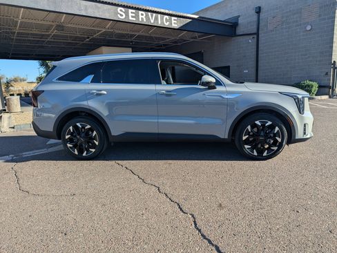 Certified 2025 Kia Sorento EX image 2