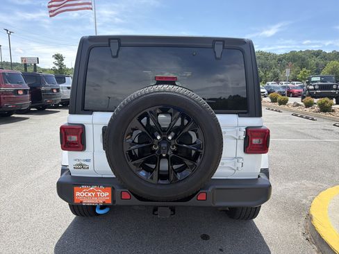 Used 2023 Jeep Wrangler Unlimited Sahara AWD/4WD image 9