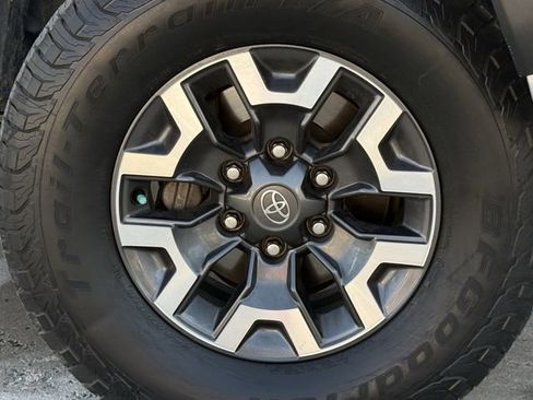 Used 2022 Toyota Tacoma TRD Off-Road AWD/4WD image 10