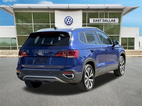 Certified 2022 Volkswagen Taos SE w/ Panoramic Sunroof Package image 3