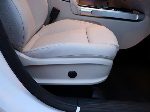 New 2025 Mercedes-Benz GLB 250 4MATIC image 12