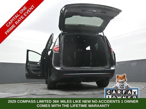 Used 2025 Chrysler Pacifica Limited FWD image 69