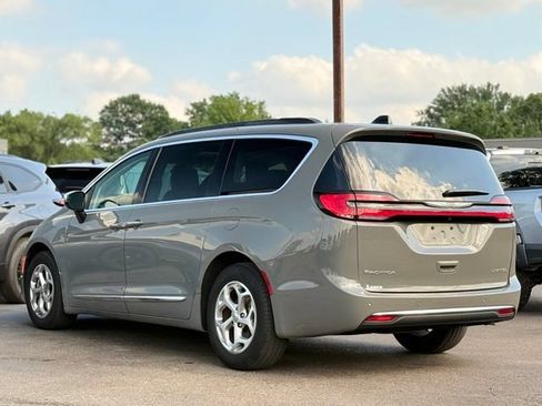 Used 2023 Chrysler Pacifica Limited FWD image 41