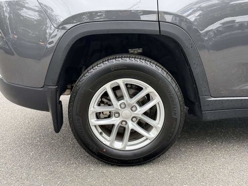Used 2025 Jeep Grand Cherokee Laredo X w/ MOPAR Finishing Package AWD/4WD image 10
