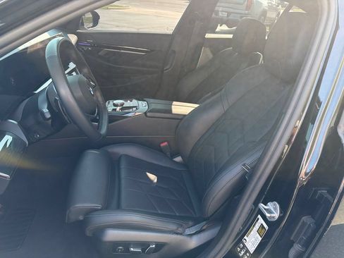 Used 2025 BMW 530i xDrive AWD/4WD image 10
