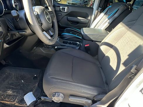 Used 2023 Jeep Wrangler Unlimited image 16