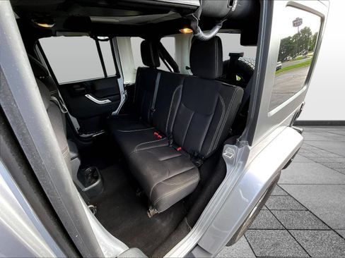 Used 2018 Jeep Wrangler Unlimited Sahara w/ Connectivity Group AWD/4WD image 24